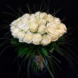 Blumenstrauß mit weißen Rosen