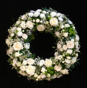 Trauerkranz mit weißen Blumen
