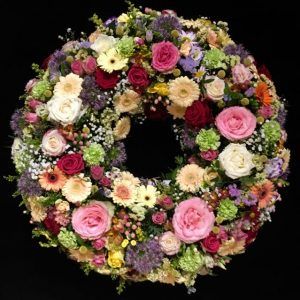 Bunter Trauerkranz mit Rosen und Gerbera