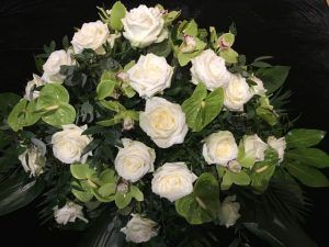 Trauergesteck mit weißen Rosen und Anthurien