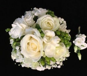 Brautstrauß und Anstecken mit weißen Rosen