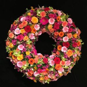 Trauerkranz mit Rosen und Gerbera