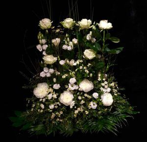 Grabgesteck mit weißen Rosen und Pfingstrosen