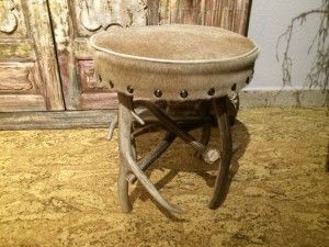 Hocker aus Hirschgeweih mit Rentierfell