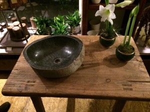 Granitwaschbecken auf antikem Tisch