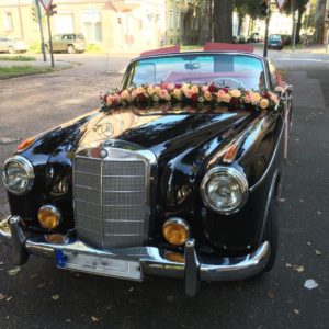 Autoschmuck für eine Hochzeit
