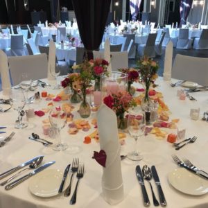 Tischdekoration für eine Hochzeit im Hotel Drei Mohren von Blumen Flaschka