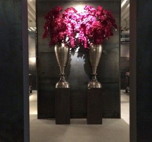 Blumen in silberner Vase