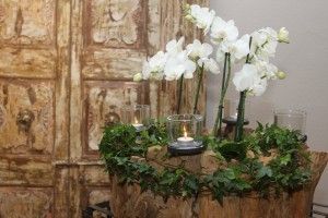 Holzkranz mit weißen Orchideen