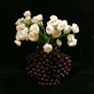 Dunkelbraune Vase mit weißen Ranunkeln