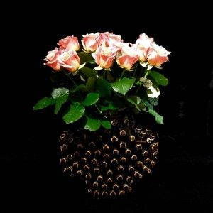 Dunkelbraune Vase mit Rosen