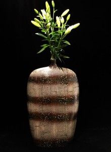 Python Vase mit Lilien