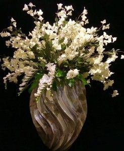 Beige Vase mit weißen Blumen