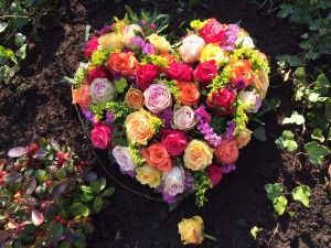 Trauergesteck in Herzform / Blumen Flaschka